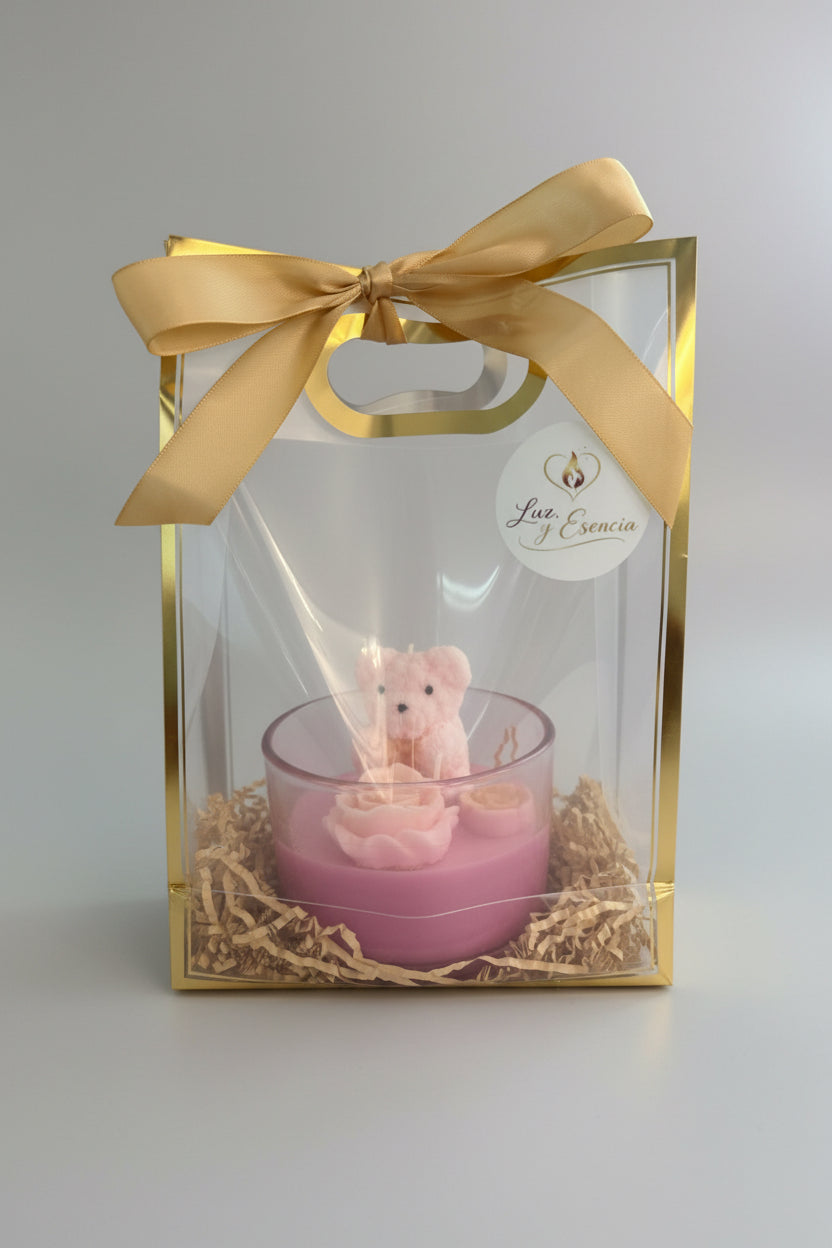 Vela aromatica decorativa color rosa con osito, presentada en empaque elegante para regalo
