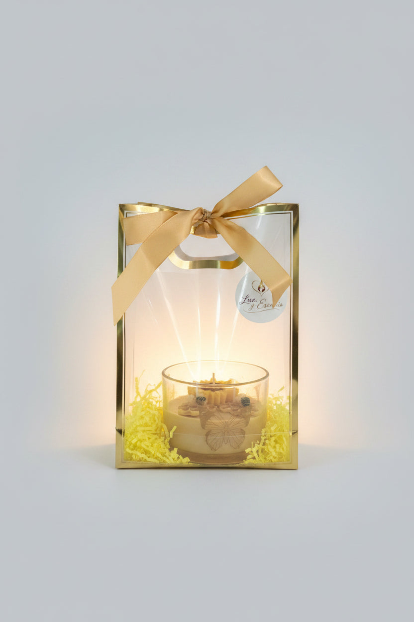 Vela aromatica de girasol con detalles de abeja y panal, hecha a mano, presentada en empaque elegante para regalo.