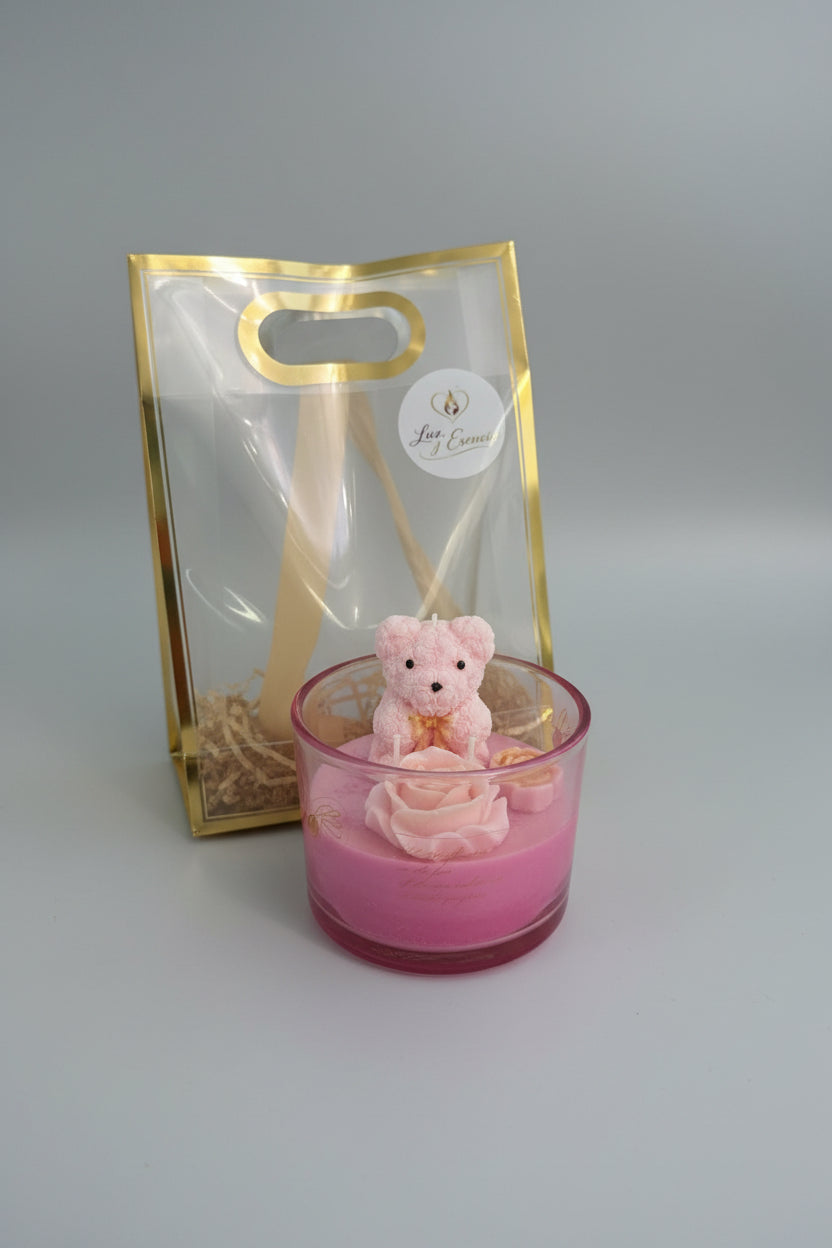 Vela aromatica decorativa color rosa con osito, presentada en empaque elegante para regalo