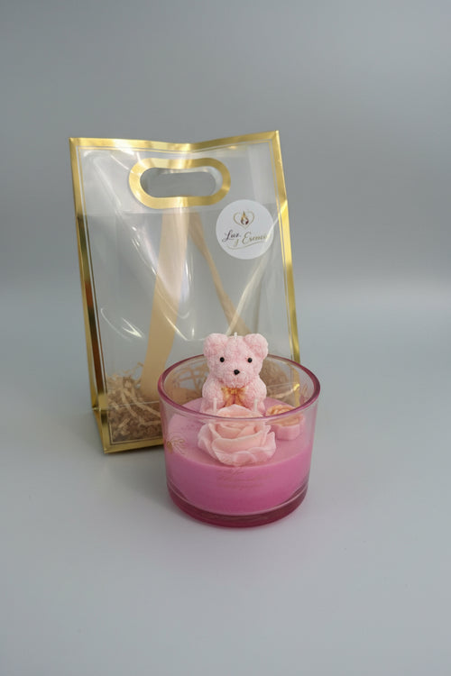 Vela aromatica decorativa color rosa con osito, presentada en empaque elegante para regalo